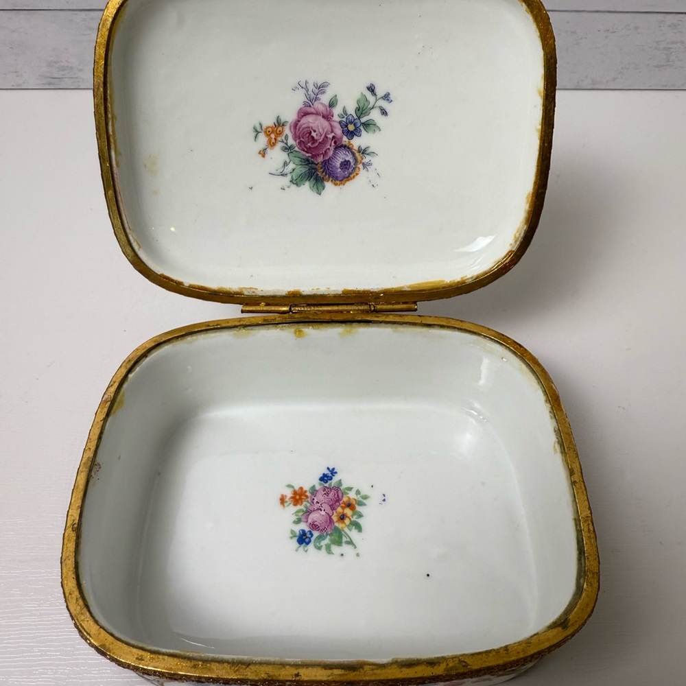 France Hand Painted Plum Porcelain Hinged Trinket Box With Matching Trinket Tray - Picture 12 of 13